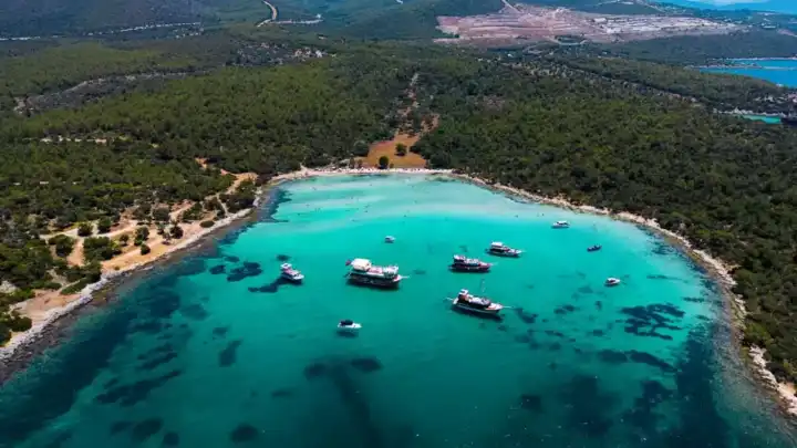 İzmir’e sadece 2 saat uzaklıkta: Görenin aklını alan bu koyda zaman duruyor