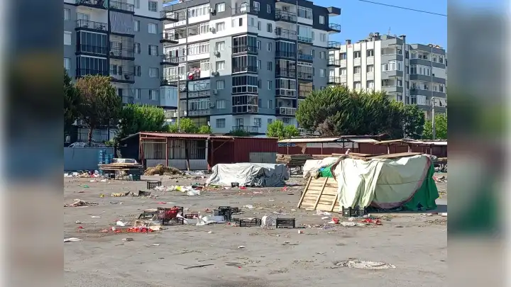 İzmir haber: Buca Çamlıkule pazaryeri çöplüğe döndü