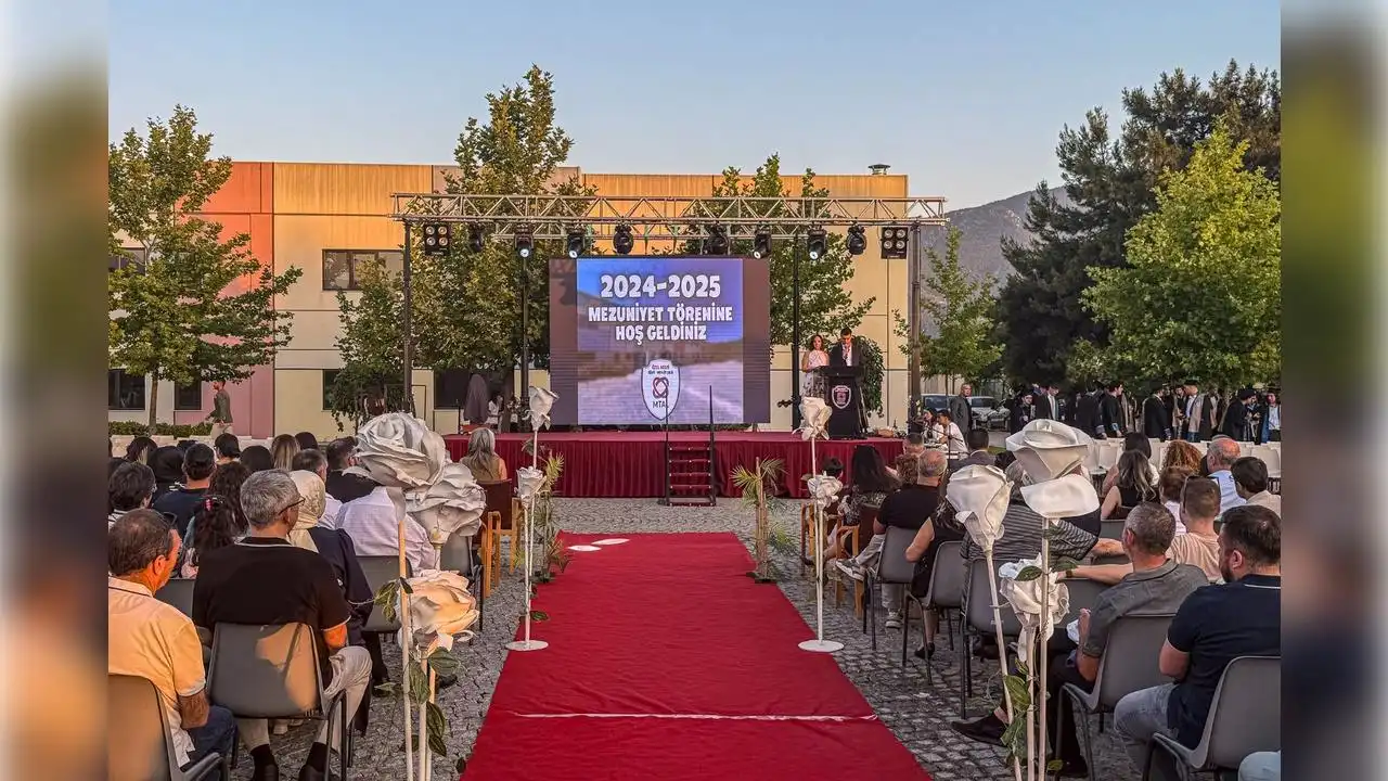 Kemalpaşa'da mezuniyet coşkusu haberinin görseli