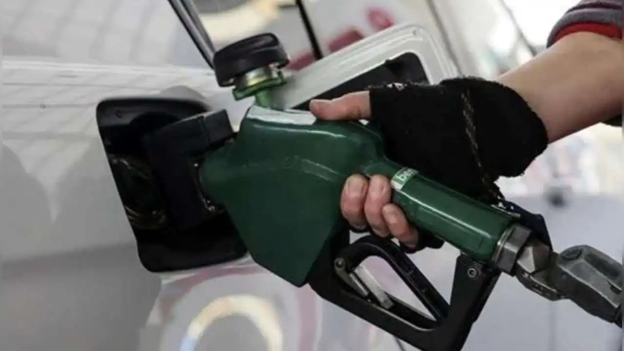  Benzin ve motorine zam geliyor haberinin görseli