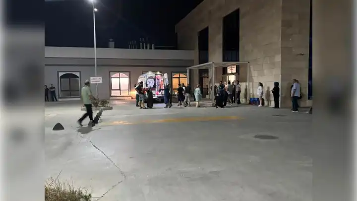 Buca Seyfi Demirsoy Hastanesi'nde olay: Ambulans görevlilerine saldırdılar