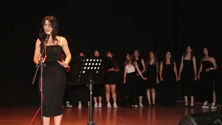EÜ'de İngilizce konser