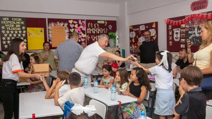 Güzelbahçe'de öğrencilere dondurma ve hamburger dağıtıldı