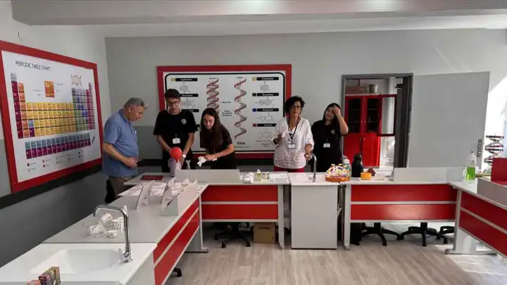 İzmir'de şehit Furkan Yavaş'ın adının verildiği okula laboratuvar kuruldu