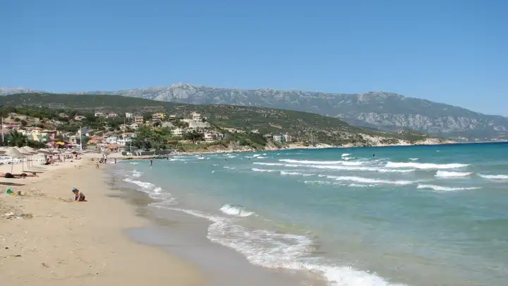 İzmir’e bu kadar yakın olduğuna inanamayacaksınız! Berrak suların ve altın kumların buluştuğu bu plaj göreni kendine hayran bırakıyor