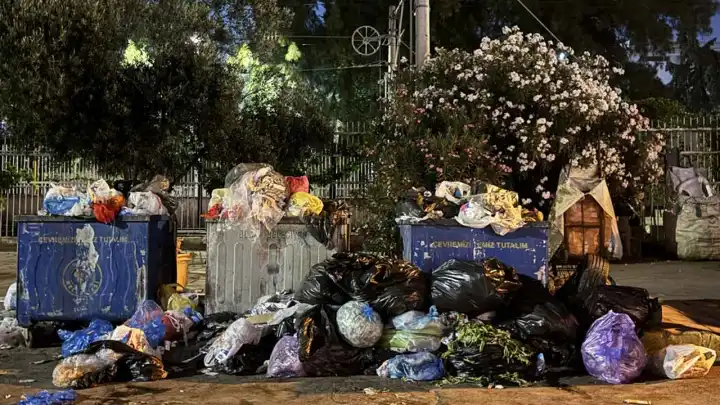 İzmir haber: Buca’da belediye işçilerinin grevi nedeniyle çöp yığınları oluştu