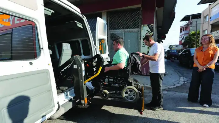 Başkan Mutlu Konak'ta yaşayan engelli gençle beraber sınava gitti