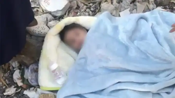 Boş arazide terk edilmiş erkek bebek bulundu 