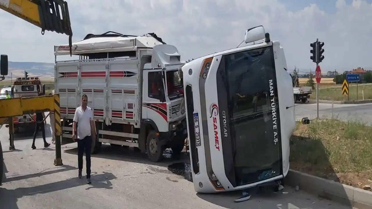 Büyükbaş yüklü kamyonet ile servis minibüsü çarpıştı haberinin görseli