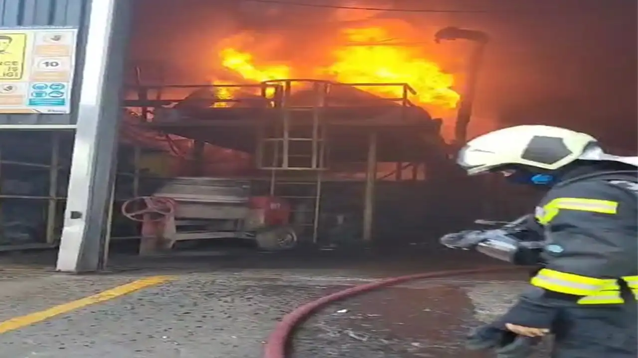 Kocaeli'de fabrika yangını söndürüldü haberinin görseli