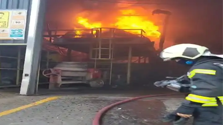 Kocaeli'de fabrika yangını söndürüldü