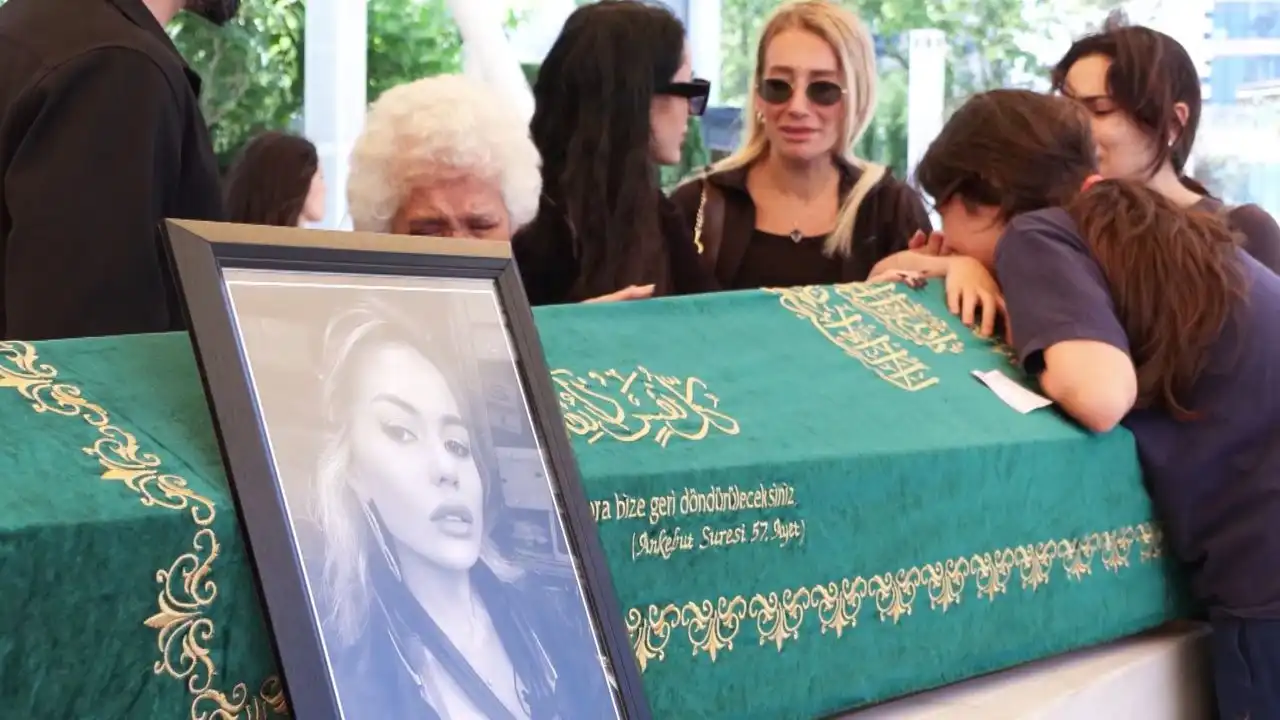 Nihal Candan son yolculuğuna uğurlandı haberinin görseli