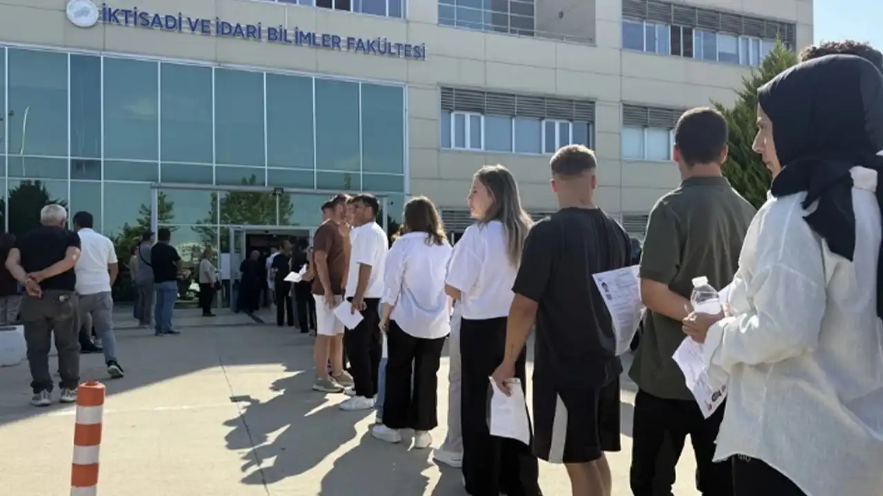 YKS'nin ilk oturumu TYT sona erdi haberinin görseli