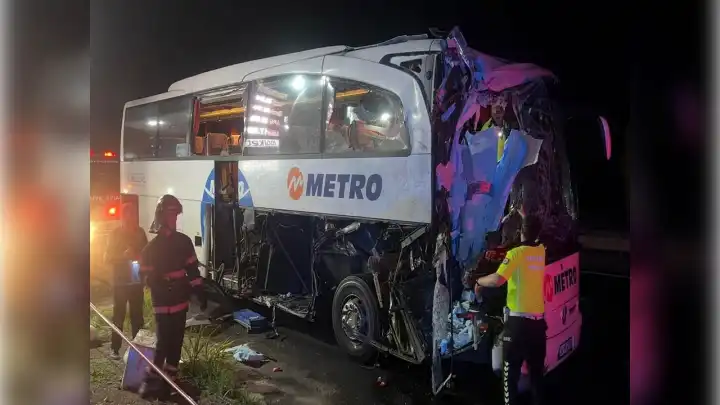 Yolcu otobüsü TIR'a arkadan çarptı: Çok sayıda yaralı var