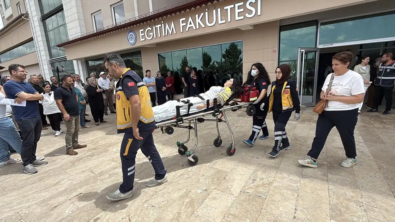 AYT sırasında fenalaşan öğrenciye ambulansta müdahale edildi haberinin görseli