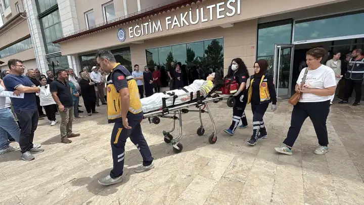 AYT sırasında fenalaşan öğrenciye ambulansta müdahale edildi
