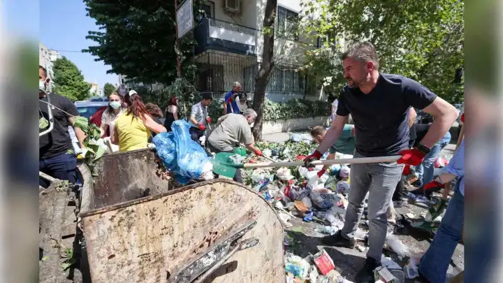 Başkan Görkem Duman vatandaşlarla çöp topladı