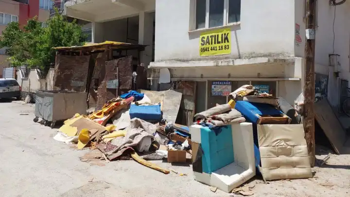 Bayraklı’da çöp sorunu: Vatandaş belediyeden şikayetçi