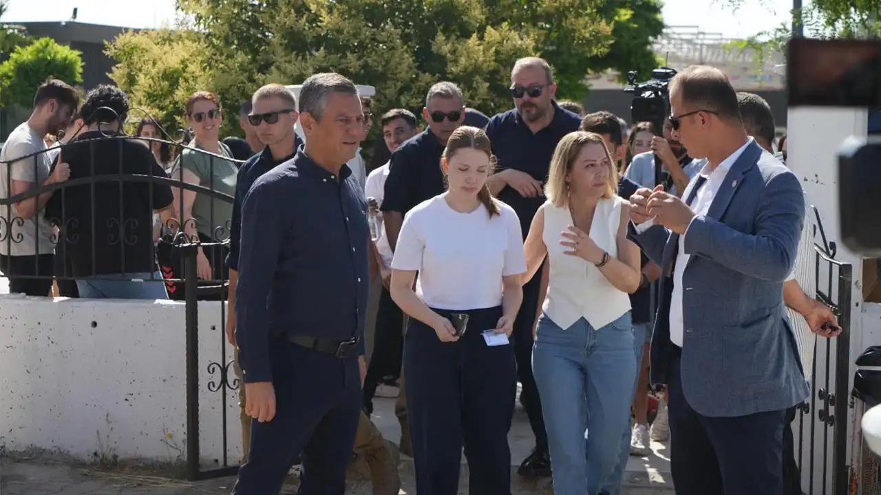 CHP Lideri Özgür Özel'den Nehir Zeyrek’e destek: YKS'nin ikinci günü de yalnız bırakmadı haberinin görseli