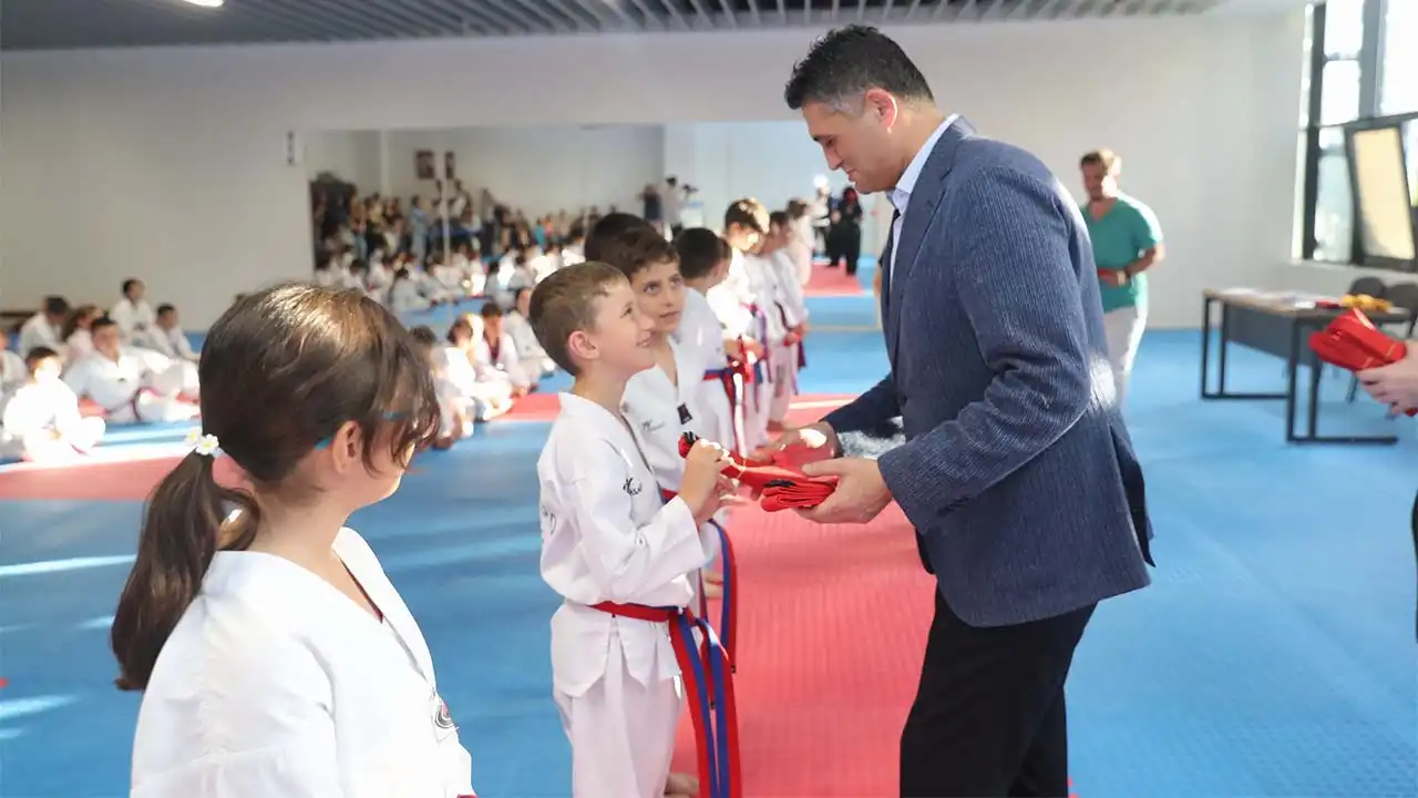 Aliağalı Taekwondocular kuşak atladı haberinin görseli