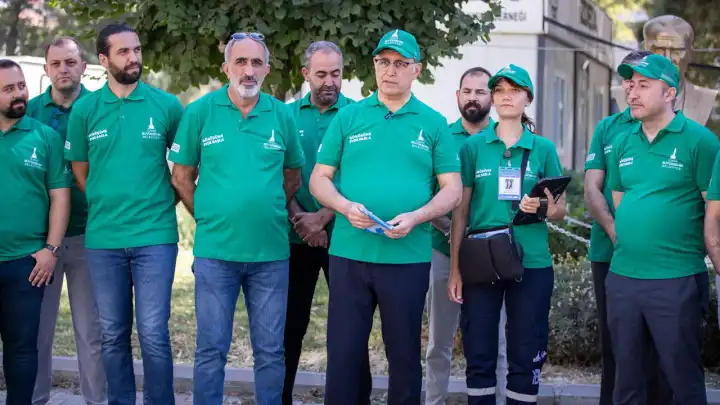 Başkan Tugay kapı kapı dolaştı, QR kodlu poşet dağıttı