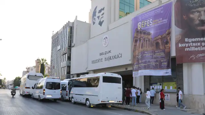 Efes Selçuk Belediyesi’nden YKS’ye giren öğrencilere ulaşım desteği