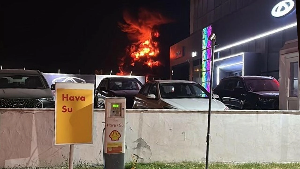 İzmir&#039;de korkutan yangın: Akaryakıt istasyonunun yanı başında çıktı başlıklı video haberin görseli