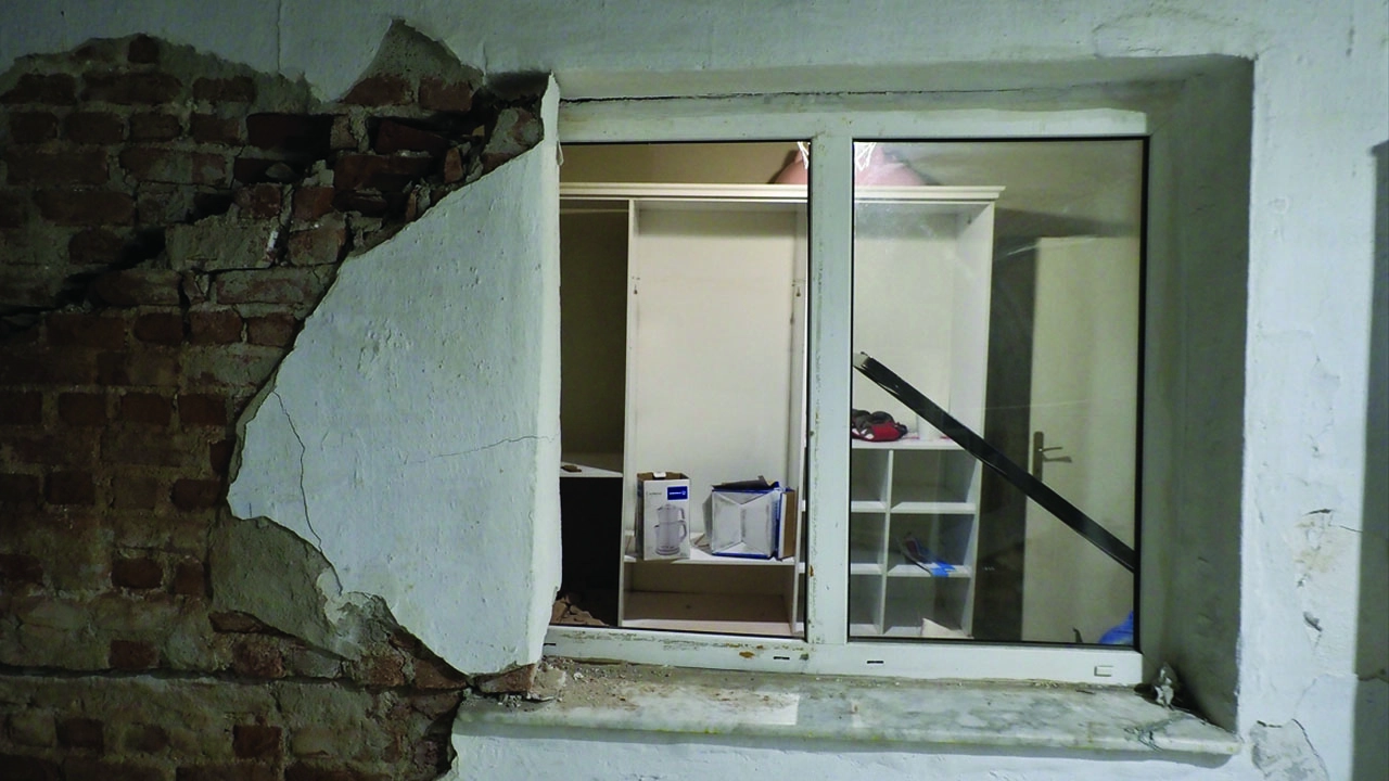 İzmir&#039;de tünel inşaatı evin duvarı yıktı başlıklı video haberin görseli