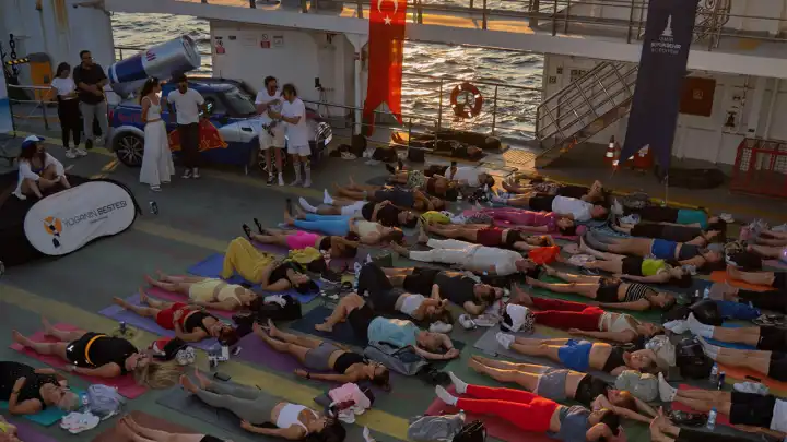 İzmir Körfezi’nde sıra dışı etkinlik: Feribotta yoga keyfi