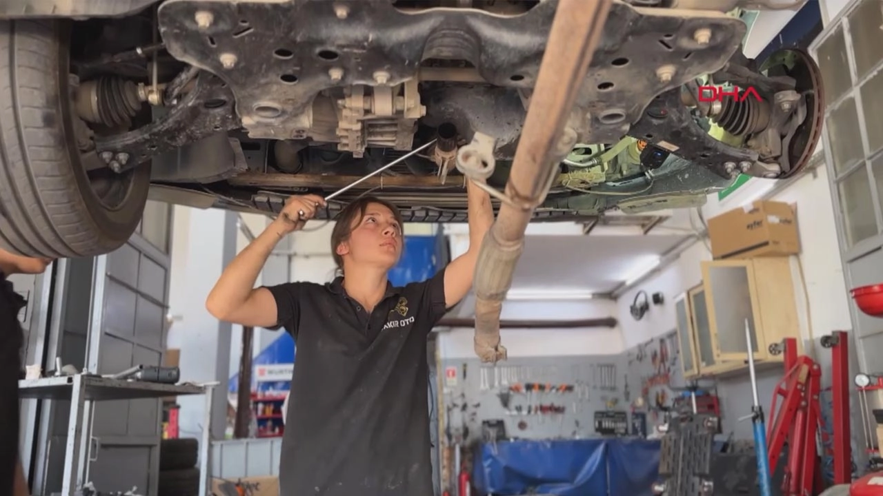 Kadın kalfa sanayide tek başına motor tamir ediyor başlıklı video haberin görseli