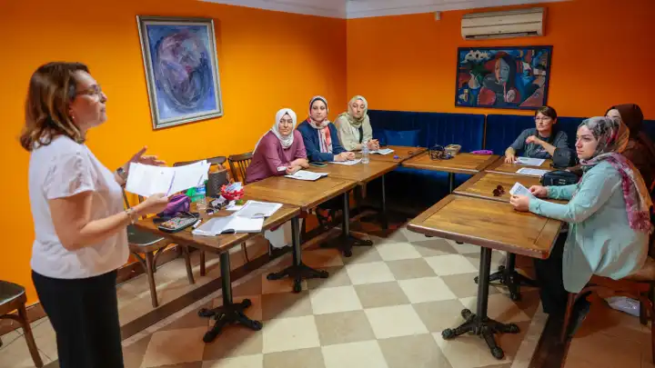 Konak’ta anneler eğitimle güçleniyor, çocuklar güvenle büyüyor 