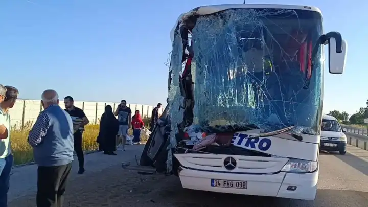 Afyon'da yolcu otobüsü TIR'a çarptı: Çok sayıda yaralı var!
