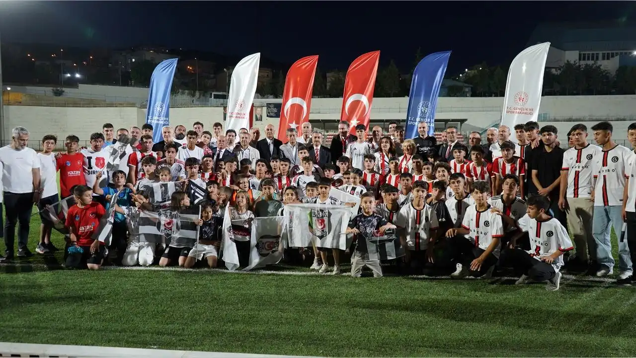 Beşiktaş U-16 takımı Şırnak’ta dostluk maçına çıktı: Gençler sahada kalpler birlikte haberinin görseli