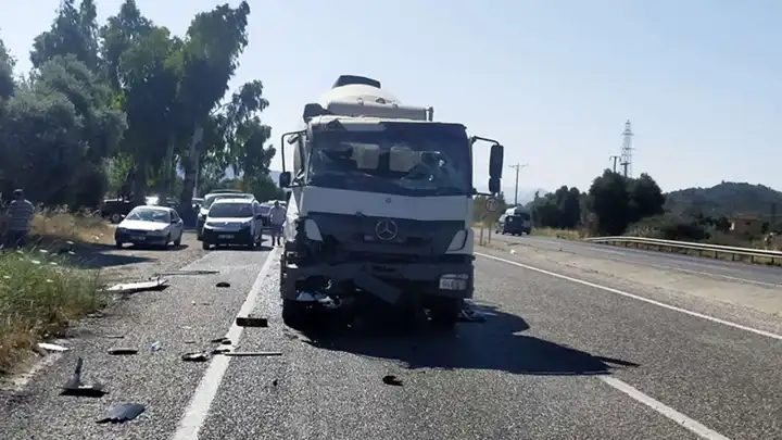  Beton mikseri ile yolcu minibüsü çarpıştı: Ölü ve yaralılar var!