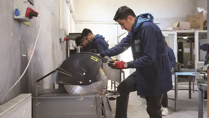 Çocuklar oyuncak yerine çekiç tutuyor