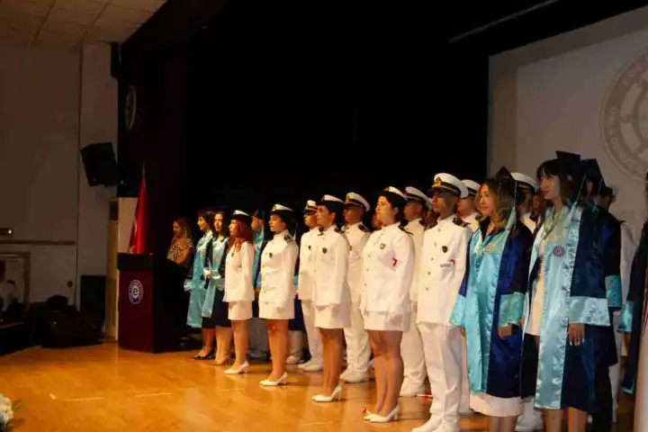 Ege Üniversitesi geleceğin denizcilerini törenle uğurladı