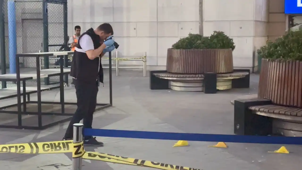 İstanbul'da AVM önünde saldırı! haberinin görseli