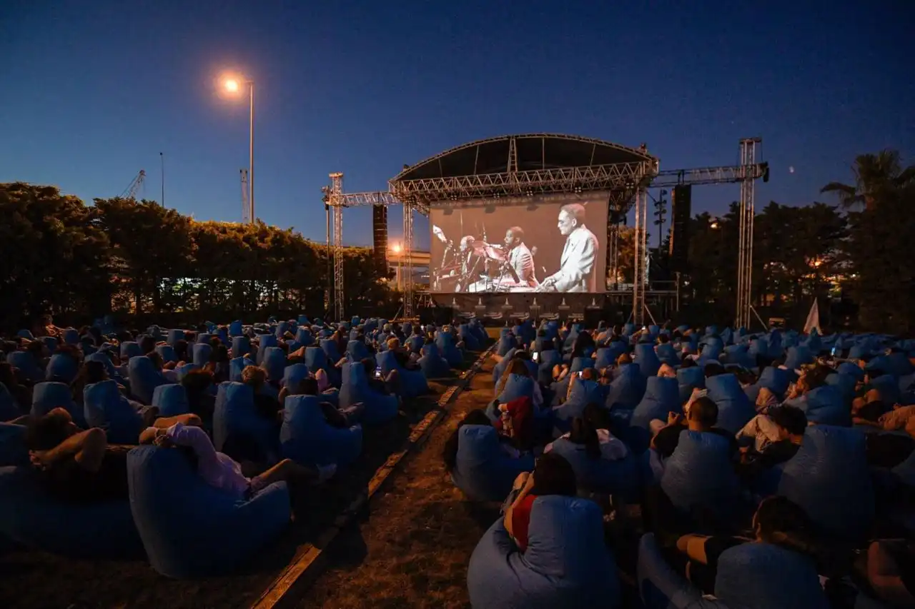 İzmir’de açık havada sinema keyfi başladı haberinin görseli