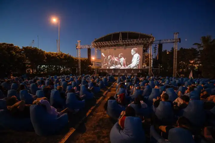 İzmir’de açık havada sinema keyfi başladı