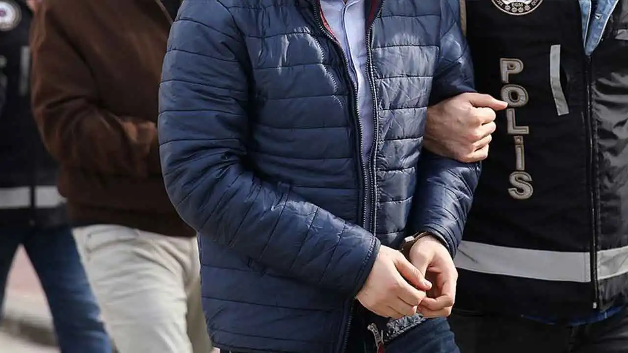 İzmir’de FETÖ/PYD’ye operasyon: 68 şüpheliye gözaltı haberinin görseli