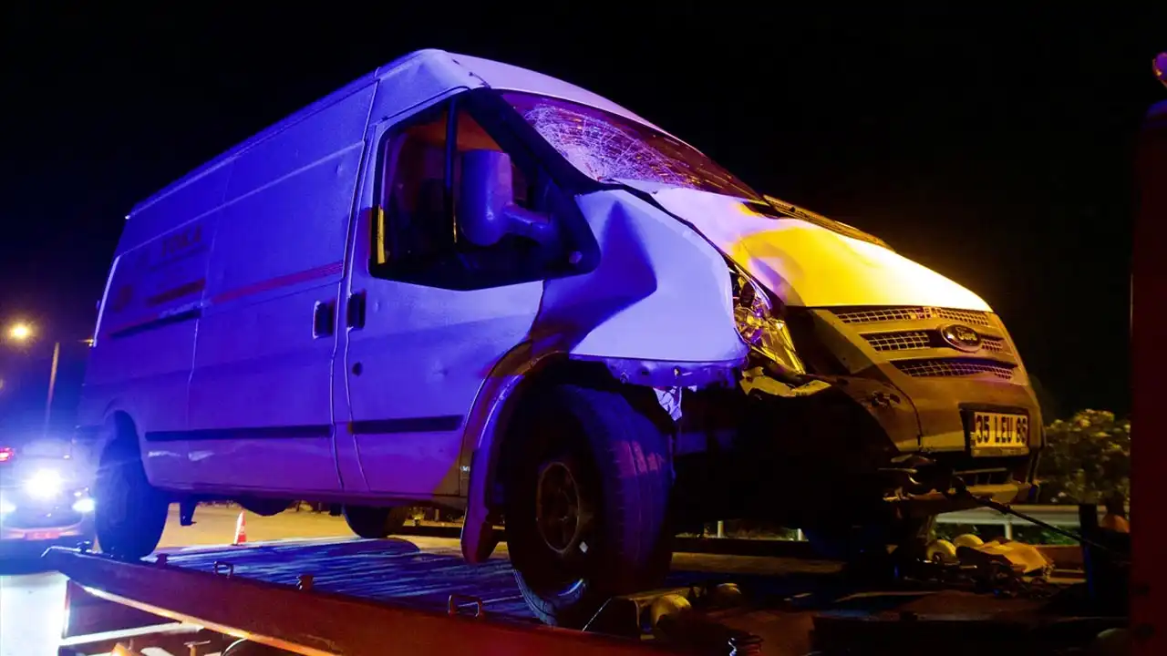 İzmir haber: Motosiklete çarpan kamyonet can aldı haberinin görseli