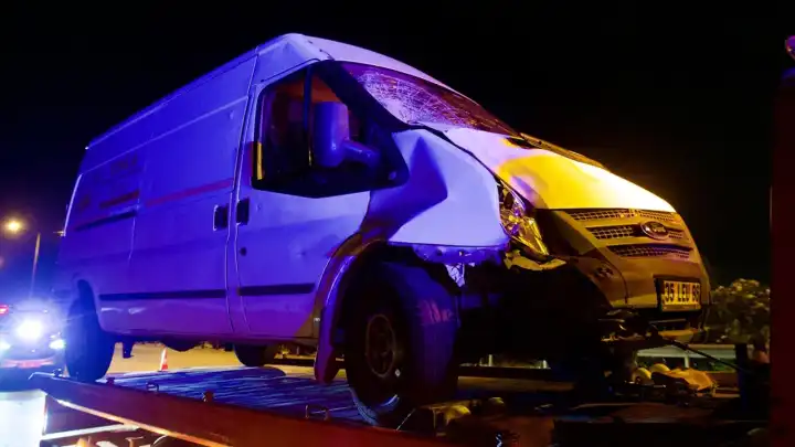 İzmir haber: Motosiklete çarpan kamyonet can aldı