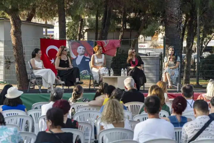 Karşıyaka’da ‘Bizden Satırlar’ etkinliği kadın yazarları bir araya getirdi