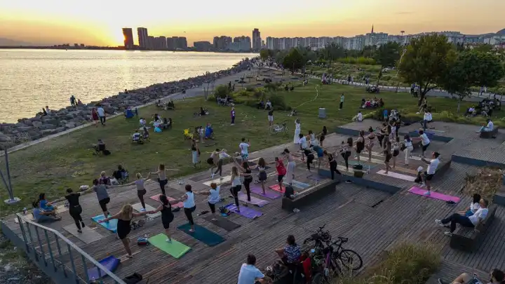 Karşıyaka’da gün batımında yoga buluşması