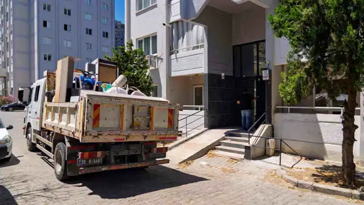 Onat Tüneli inşaatında evi zarar gören aileye Büyükşehir’den destek