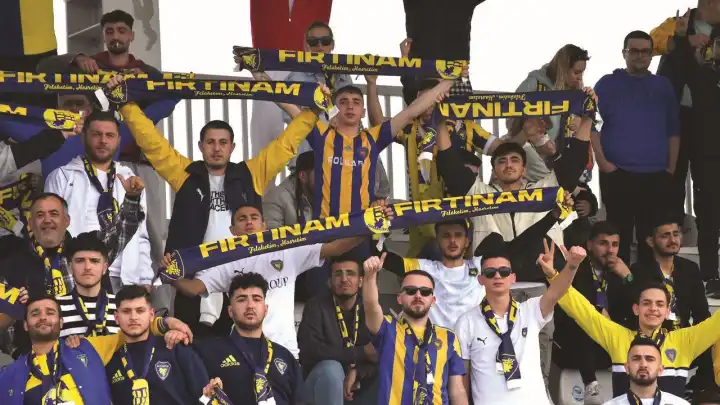 Bucaspor taraftarları ayakta 