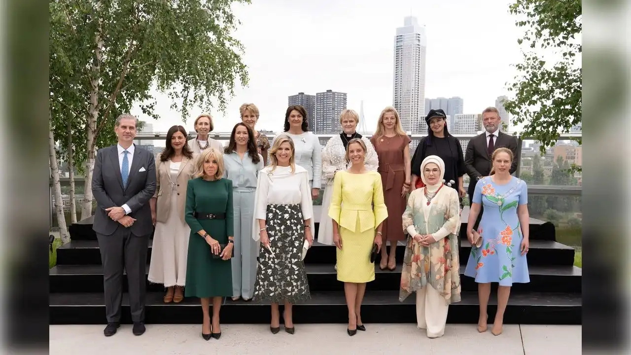 Emine Erdoğan, NATO Zirvesi’nde lider eşleriyle Hollanda'da buluştu haberinin görseli