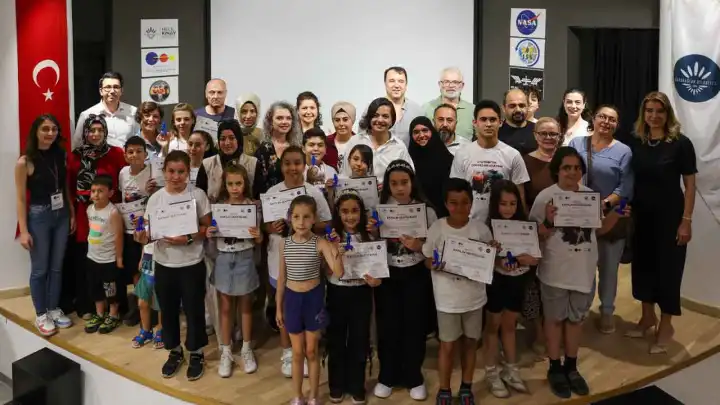 Karabağlar’da uzayla buluşan çocuklara sertifika töreni
