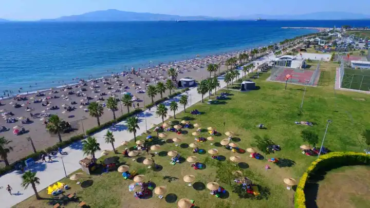 Aliağa plajları yaz sezonunu açtı: Mavi Bayrak güvencesiyle temiz ve güvenli tatil