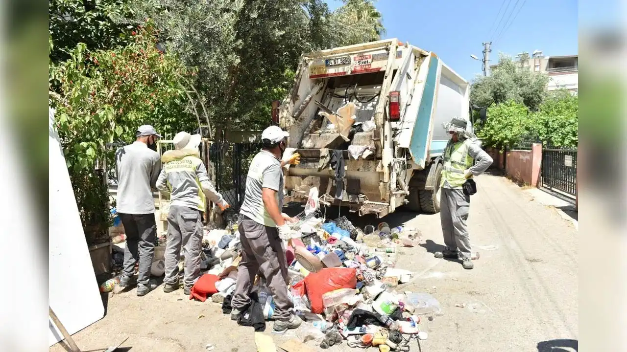 Antalya'daki çiftin evi çöpten kurtulmuyor haberinin görseli